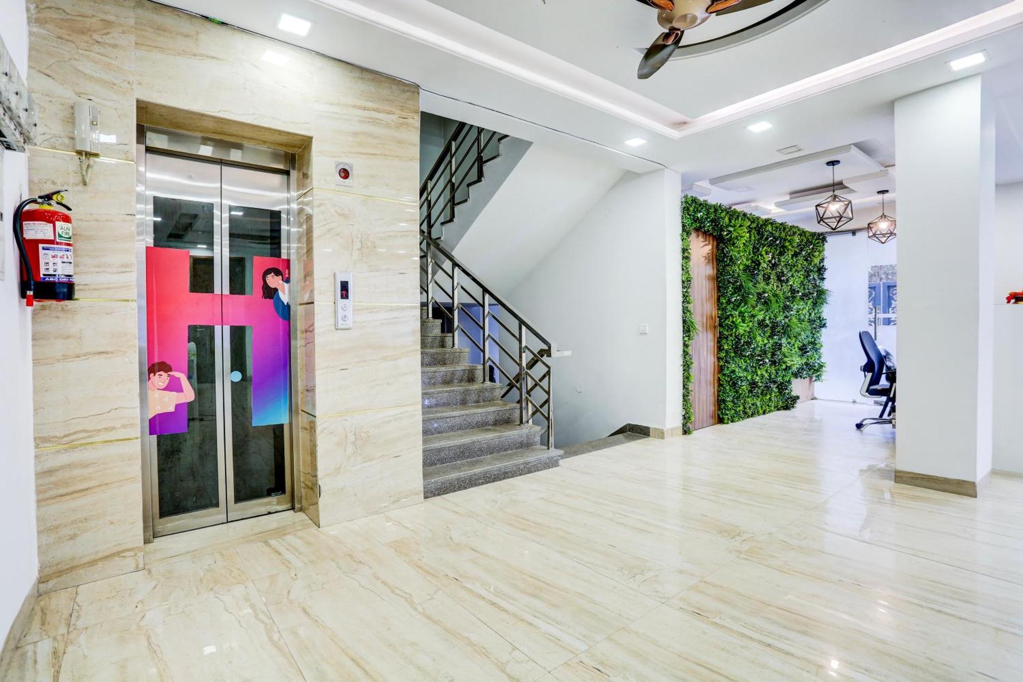 Hotel Greysky Medicity غورغاون المظهر الخارجي الصورة